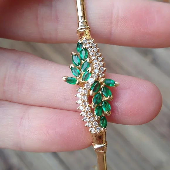 Emerald and diamond Omega bracelet, 14k yellow gold - Picture 11 of 13